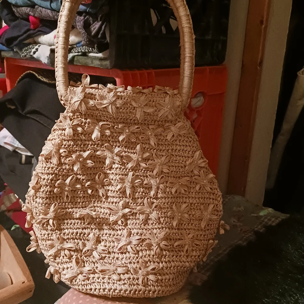 Chic Floral Beige Handbag - Picture 2 of 4